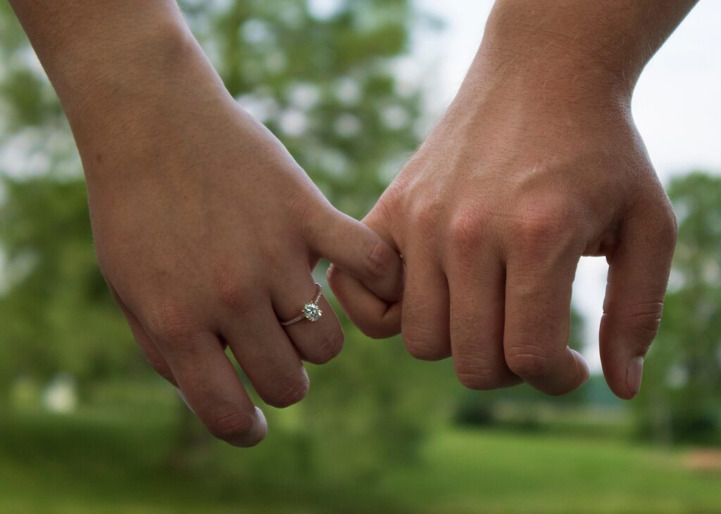 婚約破棄の場合、婚約指輪はどう返すべき？