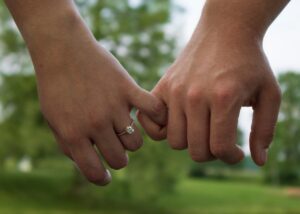 婚約破棄の場合、婚約指輪はどう返すべき？